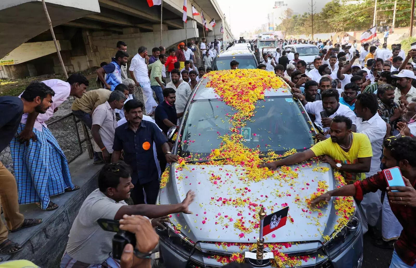 શશિકલાને ચાર વર્ષની જેલની સજા પૂર્ણ કર્યા બાદ કૃષ્ણાગિરી જિલ્લામાં પહોંચતા તેમના સમર્થકો દ્વારા તેમનું સ્વાગત કરવામાં આવ્યું હતું (પીટીઆઈ છબી)