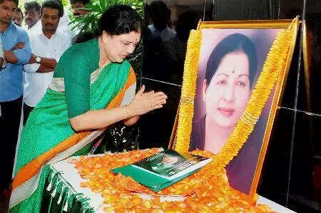 પાર્ટીના મહાસચિવ તરીકે નિયુક્ત થયા બાદ સ્વર્ગસ્થ જે જયલલિતાને શ્રદ્ધાંજલિ આપતા શશિકલા (છબી/પીટીઆઈ)