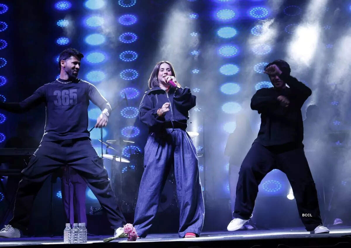 ​​Singer and actress Sunanda Sharma performing for the students