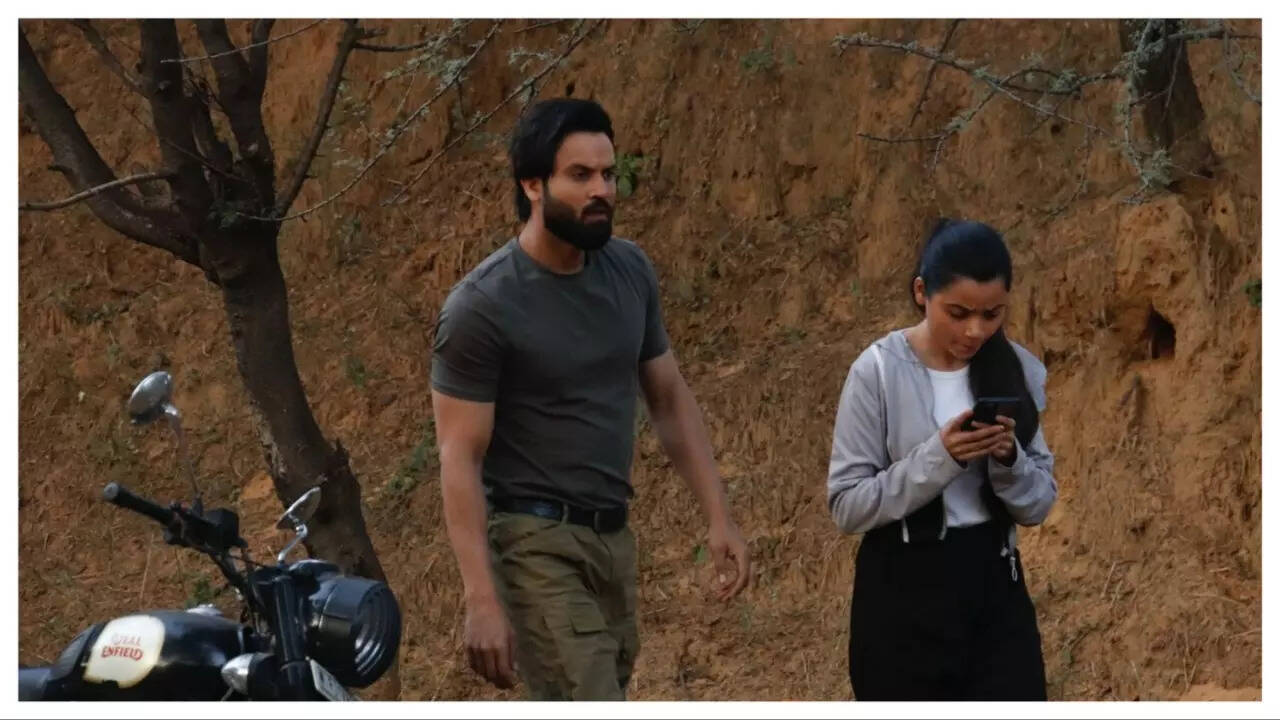 Javed on the sets of Offline