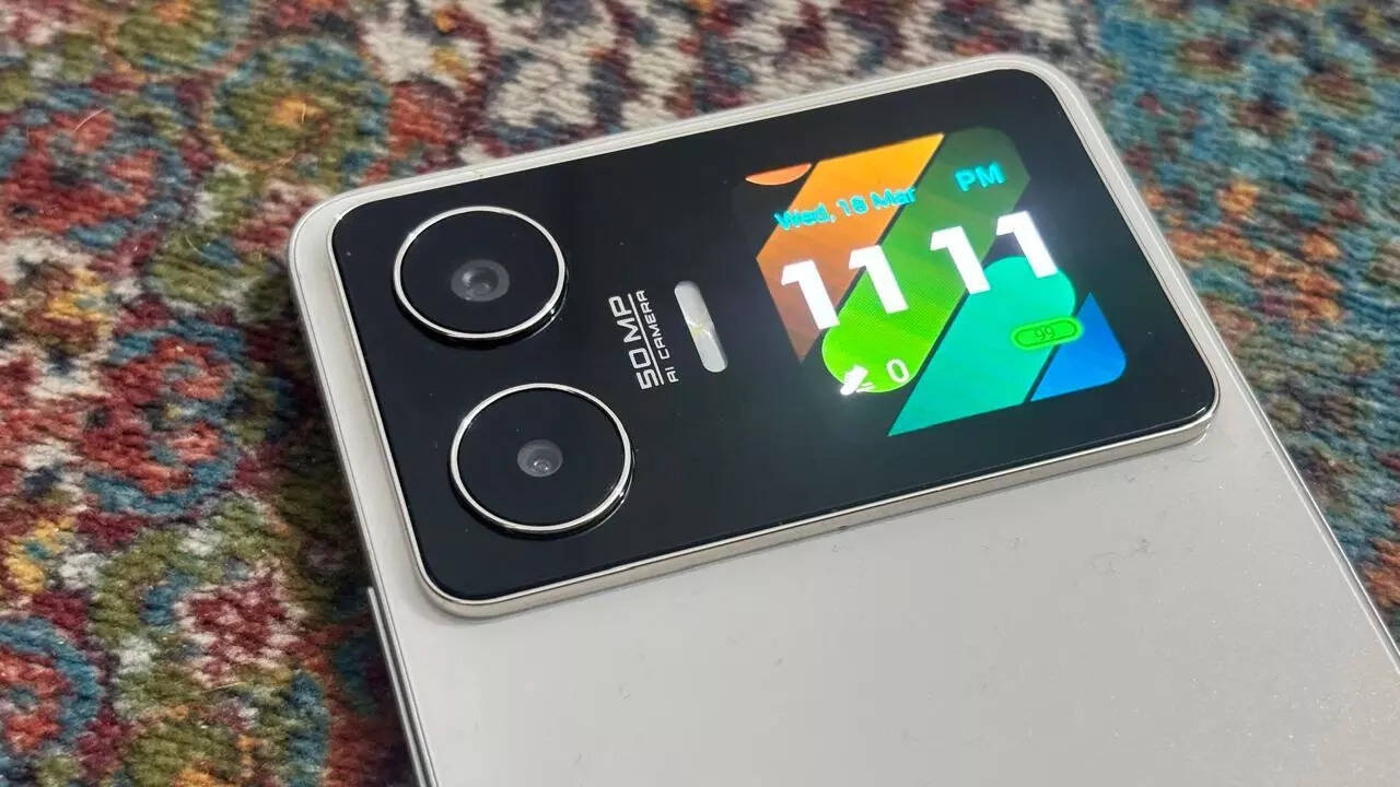 Dual screen adds to looks and functionality