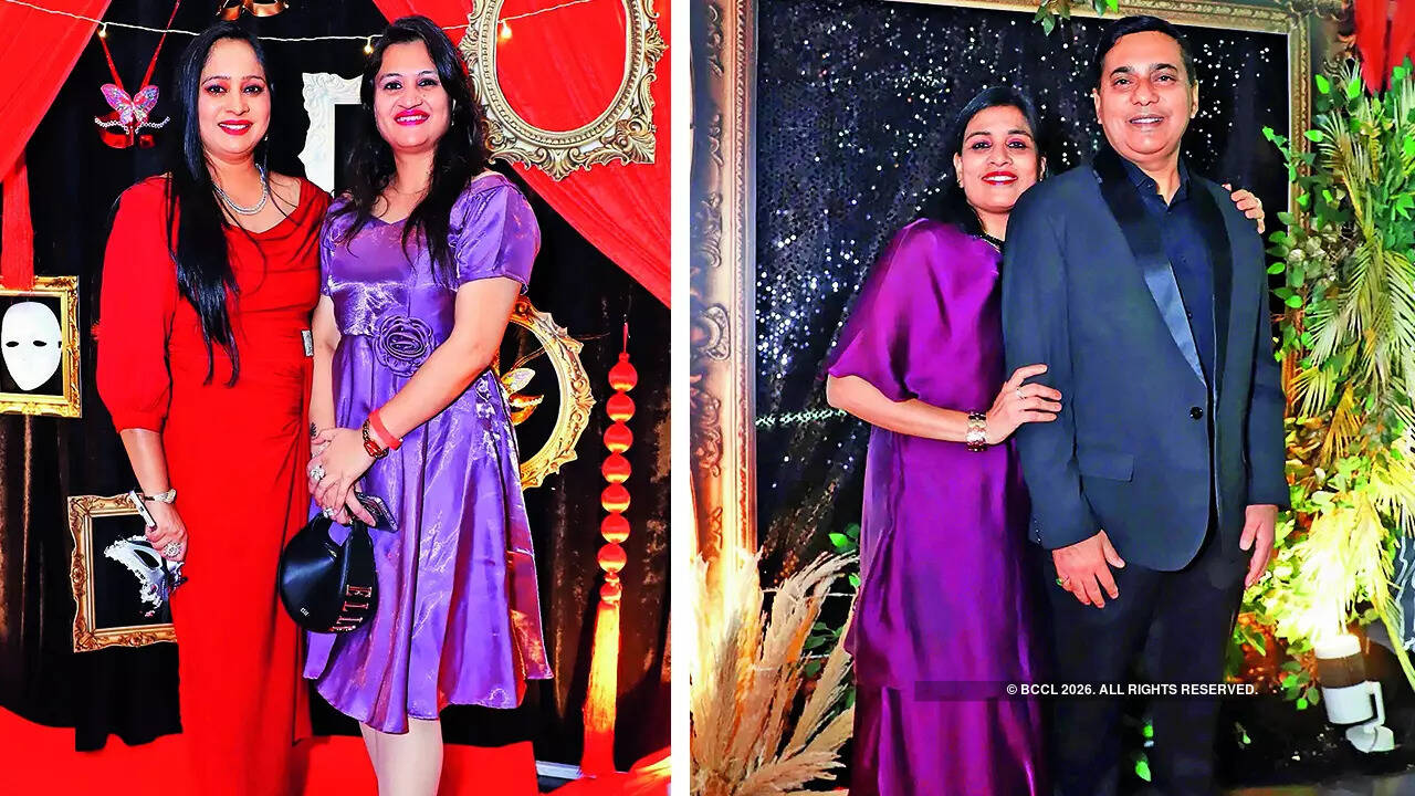 (L) Ritu Jindal and Radhika Mundhra (R) Sangeeta  and Manish Jhawar