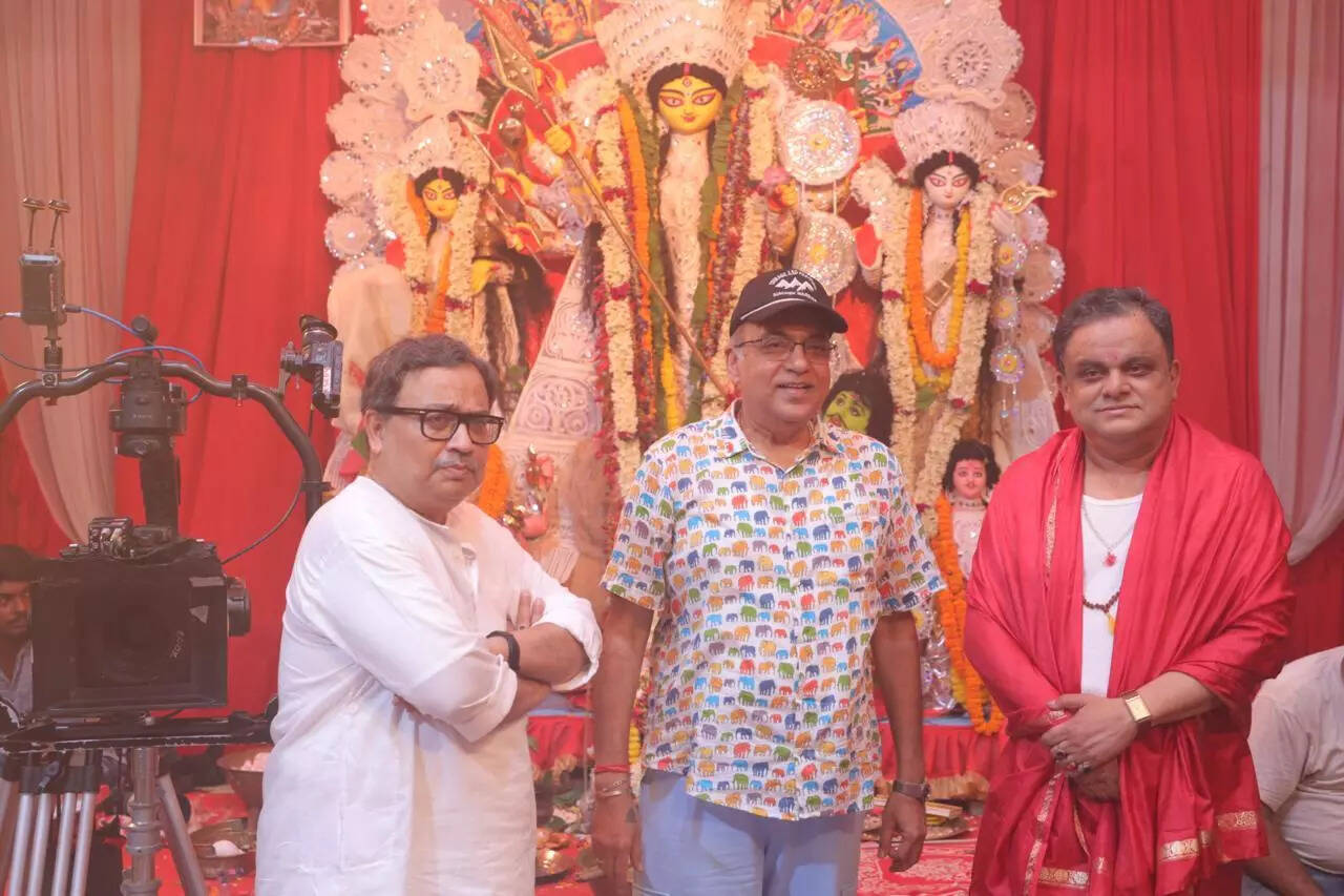 Kunal Ghosh and Bratya Basu with Arindam Sil on the sets of 'Korpur'