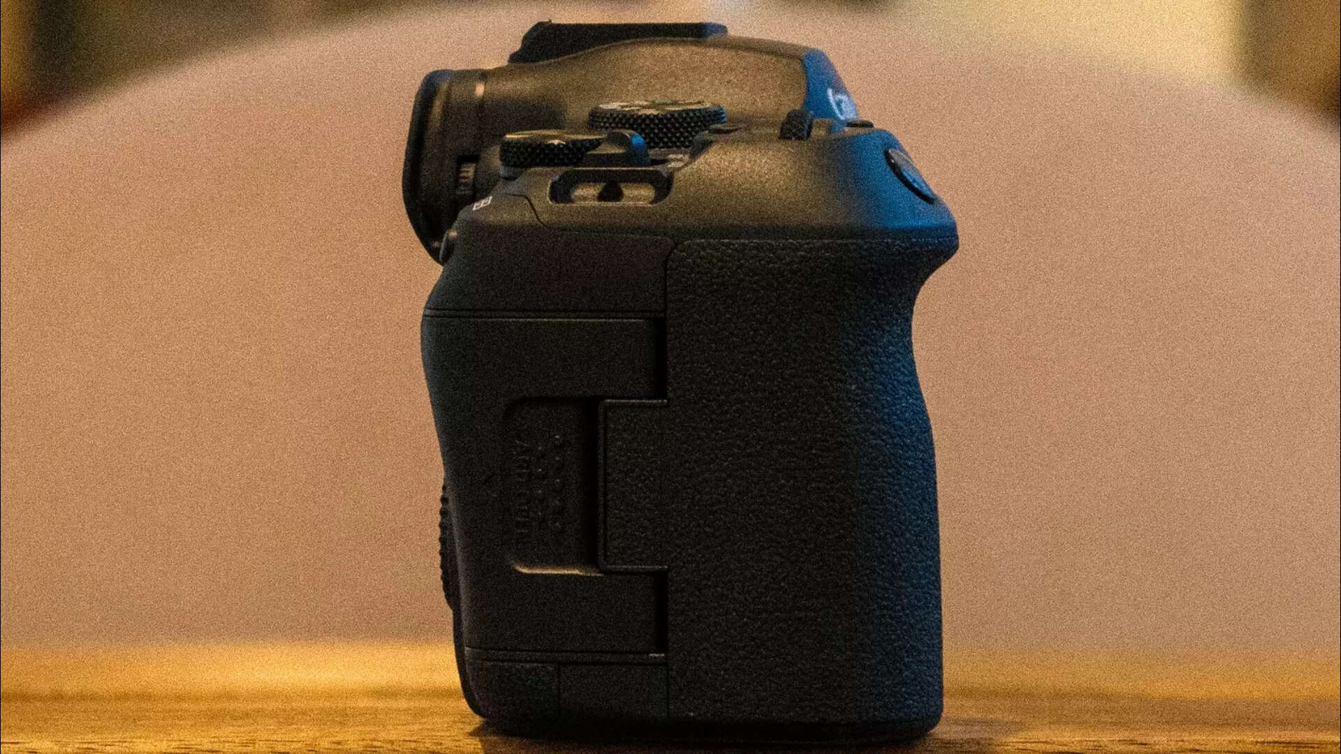 The deeply sculpted grip wraps around four fingers like it was built for them. Polycarbonate shell, magnesium alloy frame