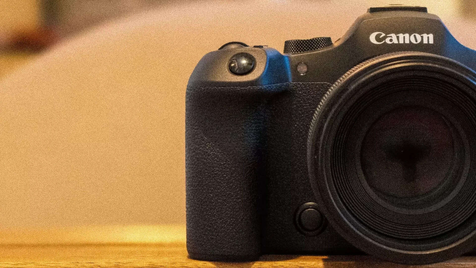 The R6 Mark III had no trouble picking and holding focus in a dimly lit interior—even with competing light sources and a cluttered mid-ground<br>