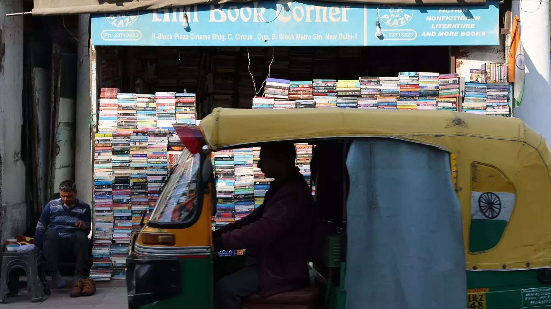 <p class="font-claude-response-body break-words whitespace-normal leading-[1.7]"><em>A cropped section of a wider street frame—book spine detail holds at 32.5MP even after significant crop.</em></p>