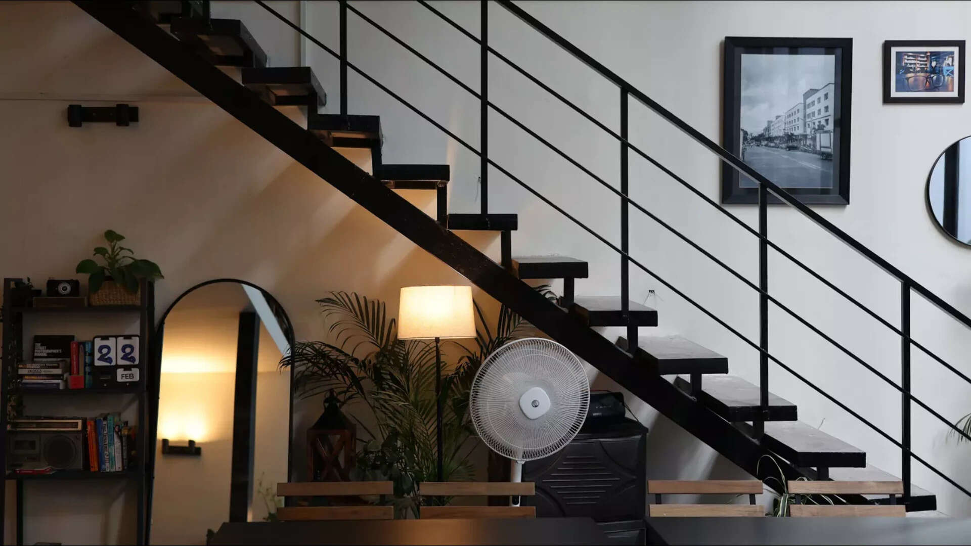 Same café, different corner. Tungsten and ambient bounce—Canon's colour science keeps the warm tones from going orange