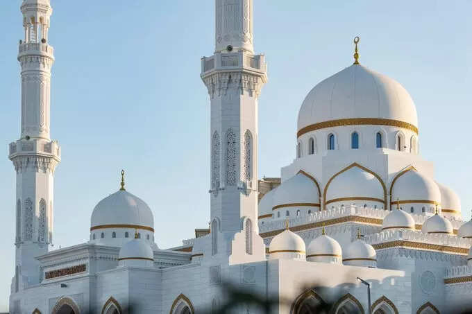 ​Eid ul Fitr 2026 Amid Iran vs US-Israel War Tensions: Dubai Opts for Mosque-Only Prayers​