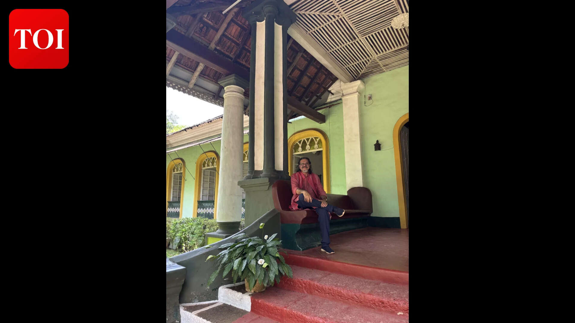 Maendra Alvares chilling on his Balcao