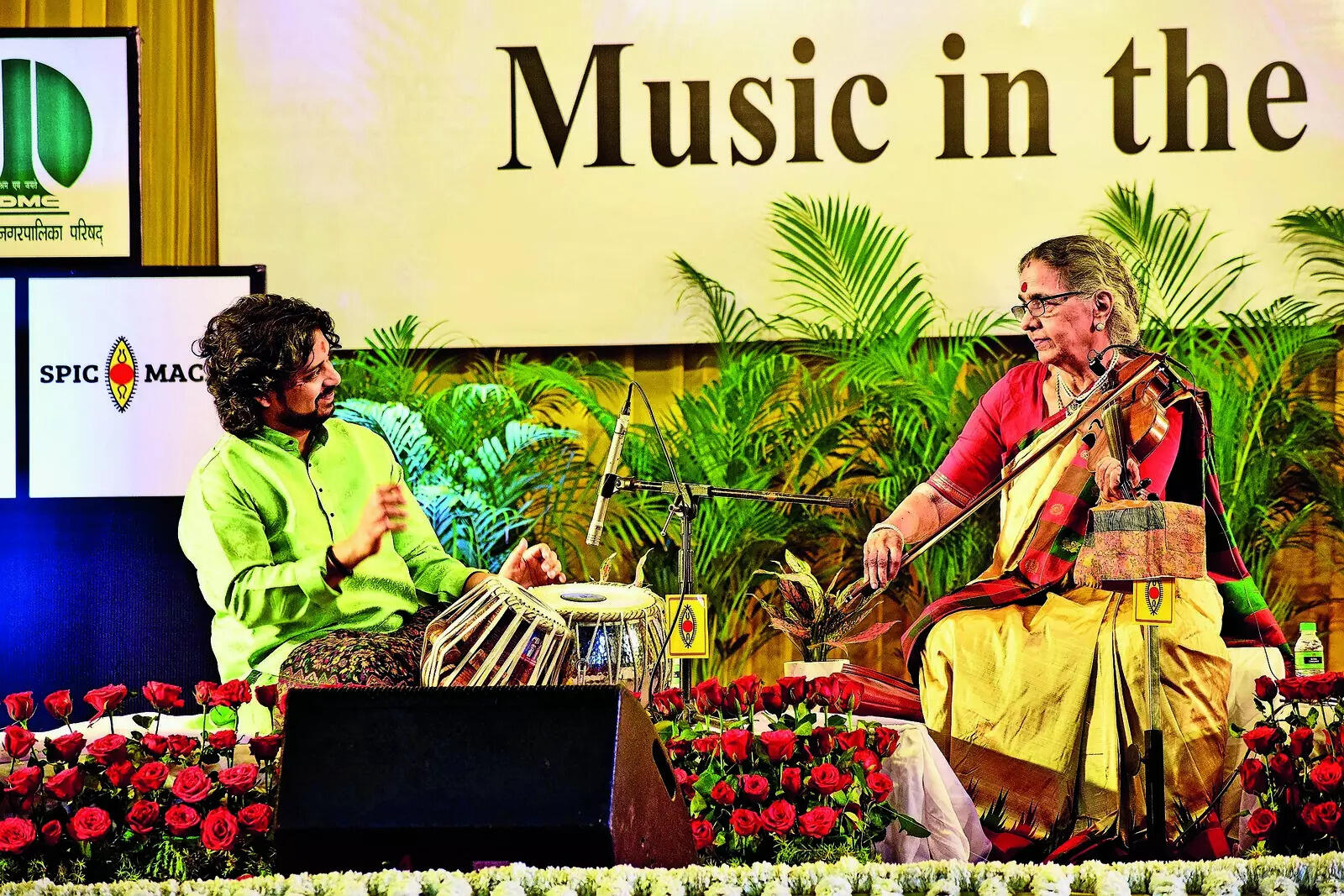 Dr. N. Rajam played the Hindustani Violin, accompanied by Ragini Shankar on the Violin & Abhishek Mishra on the Tabla Dr. N. Rajam played the Hindustani Violin, accompanied by Ragini Shankar on the Violin & Abhishek Mishra on the Tabla
