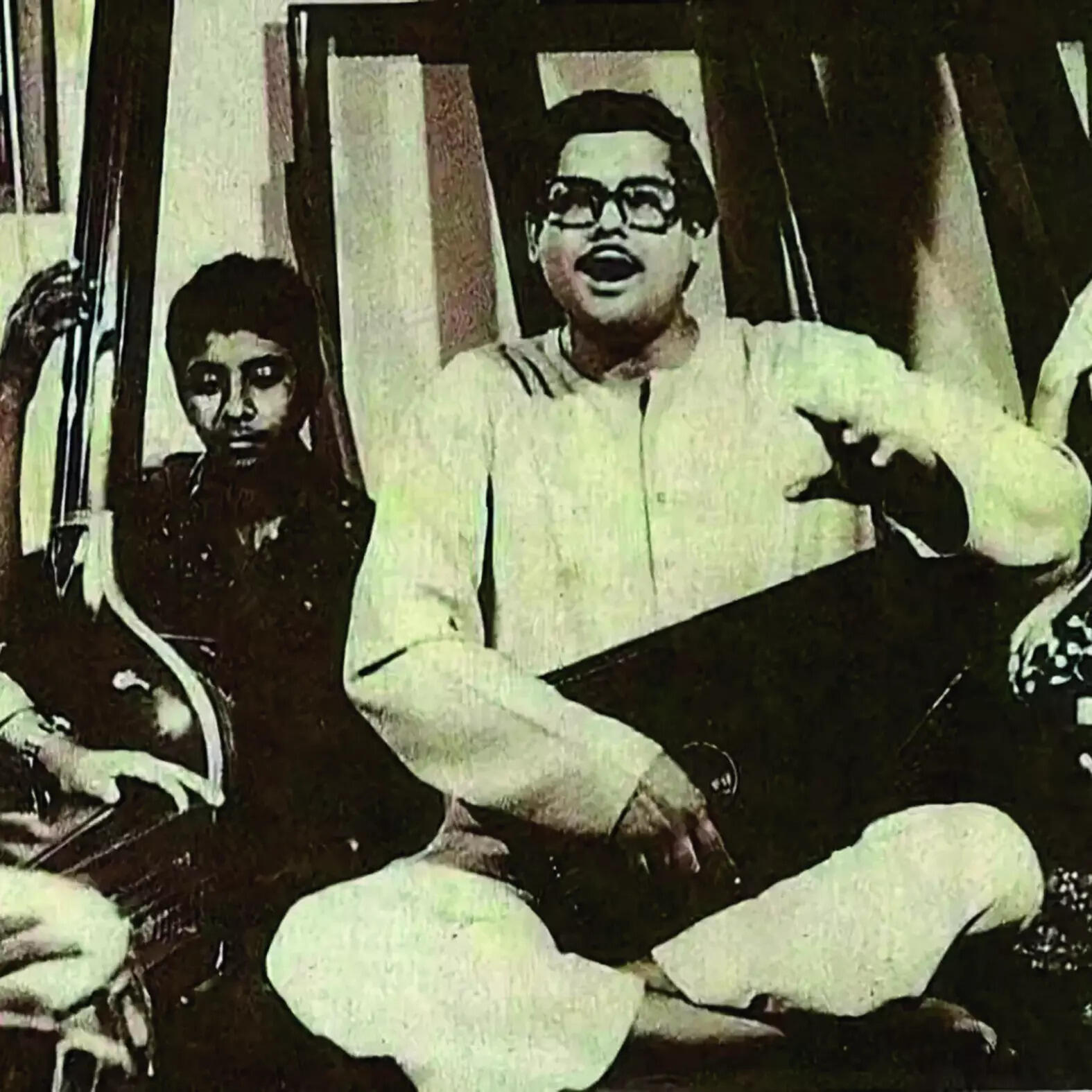 Pt Ajoy Chakrabarty and a young Ustad Rashid Khan p5_ss_Ajoy-Rashid_copy