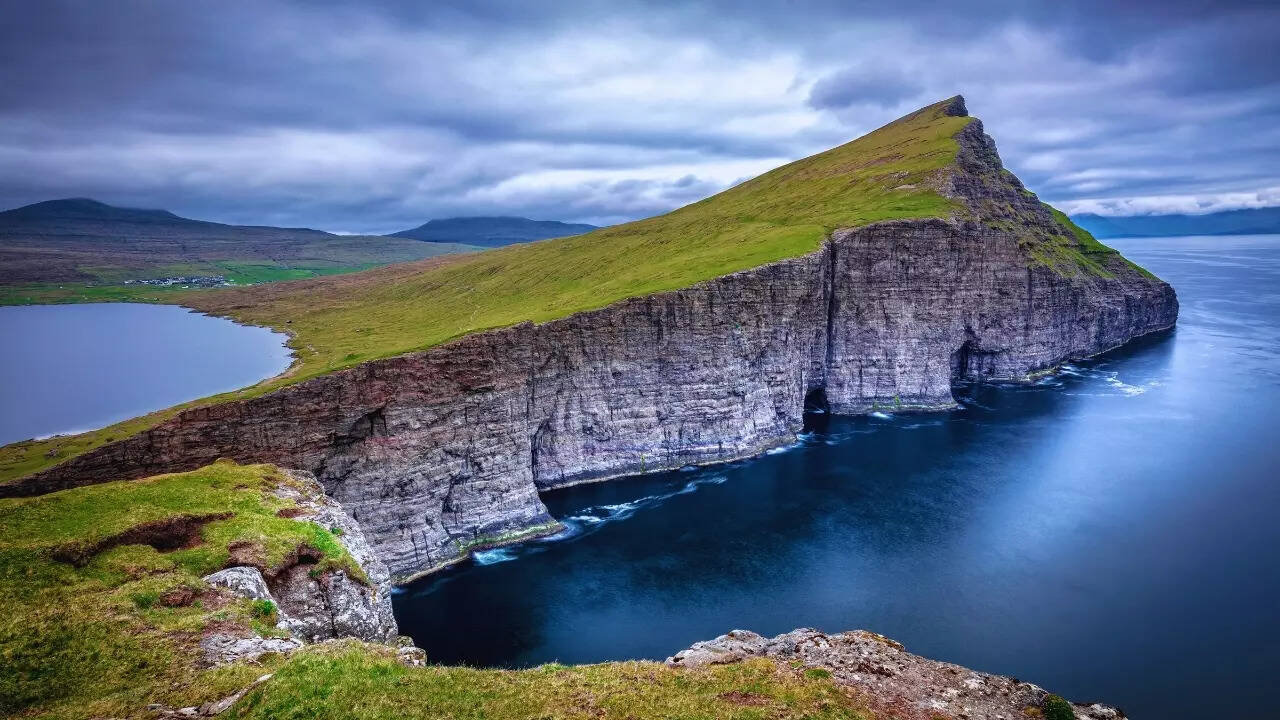 Sørvágsvatn Lake and cliff