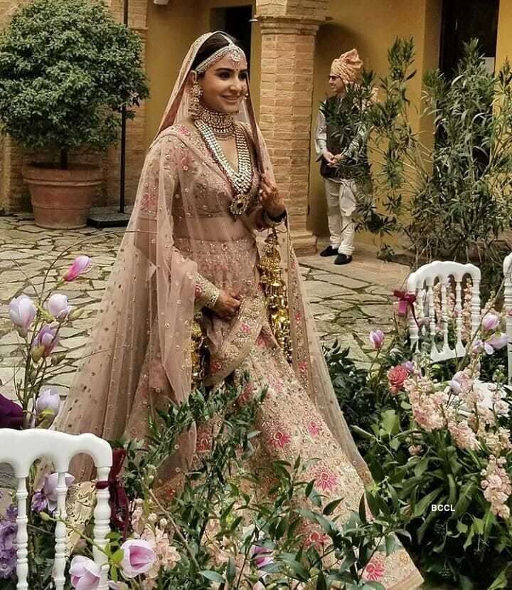 Anushka Sharma Wedding Photo in Lehnga
