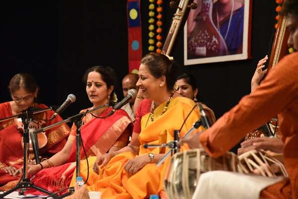 (L-R) Gayathri Venkatraghavan, Aarti Anklikar-Tikekar performing jugalbandi at 'Sangeet Guru' Puraskar ceremony organized by Kannada sangh