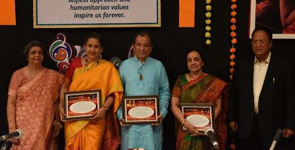 (L-R) Malati Kalmadi, Aarti Anklikar-Tikekar, Ustad Usman Khan, Rajani Pachhapur and Kishor Hegade at Sangeet Guru Puraskar ceremony organized by Kannada sangh