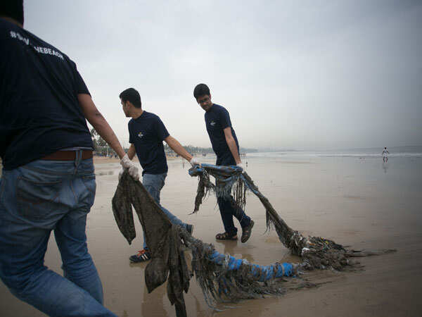 Volunteers-at-#SavetheBeach-Juhu-Beach-Clean-up-drive