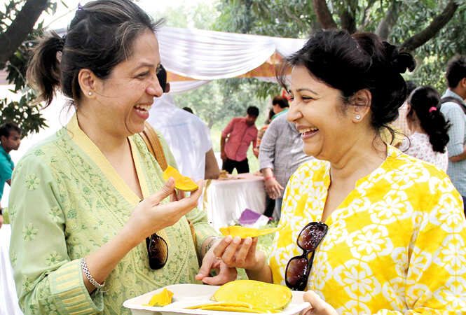 Dr Manjula and Madhuri Halwsiya having some ‘aam baat’ (BCCL/ Aditya)