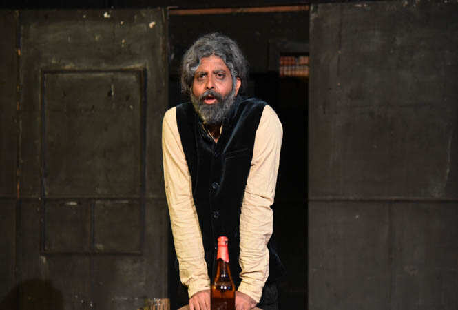 Mahesh Chinmini in the play Dedh Inch Ooper (1)