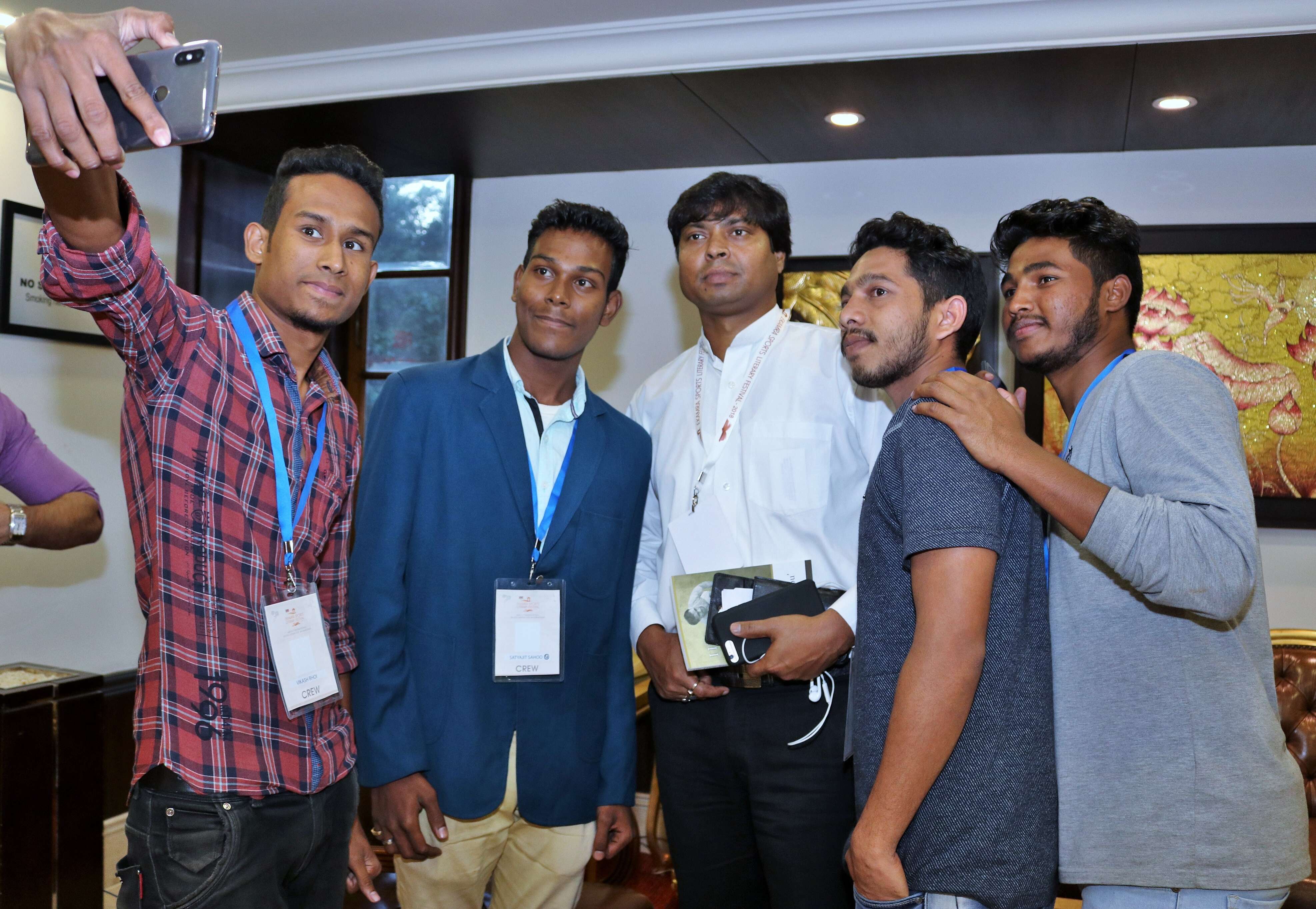 Dilip Tirkey obliging some fans with a selfie
