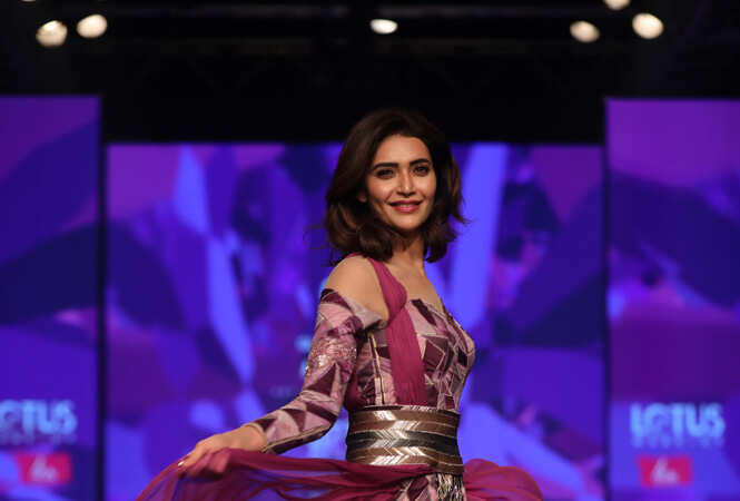 Karishma-Tanna-for-Designer-Gauri-&-Kunal-@-FDCI-LMIFW-AW-19-(1)