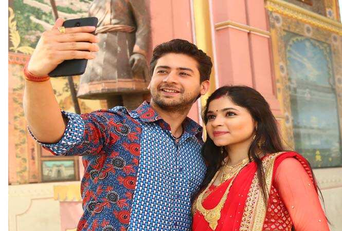 Paras Arora and Shivani Badoni taking a selfie