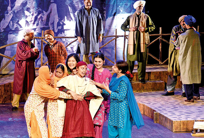 A scene from the play Khamoshi Sili Sili (BCCL/ Farhan Ahmad Siddiqui)