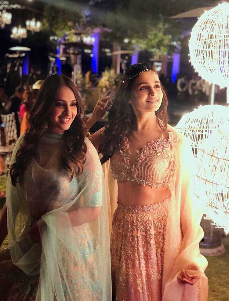 2Alia-Bhatt-and-Akansha-Ranjan-Kapoor-look-dreamy-in-this-week