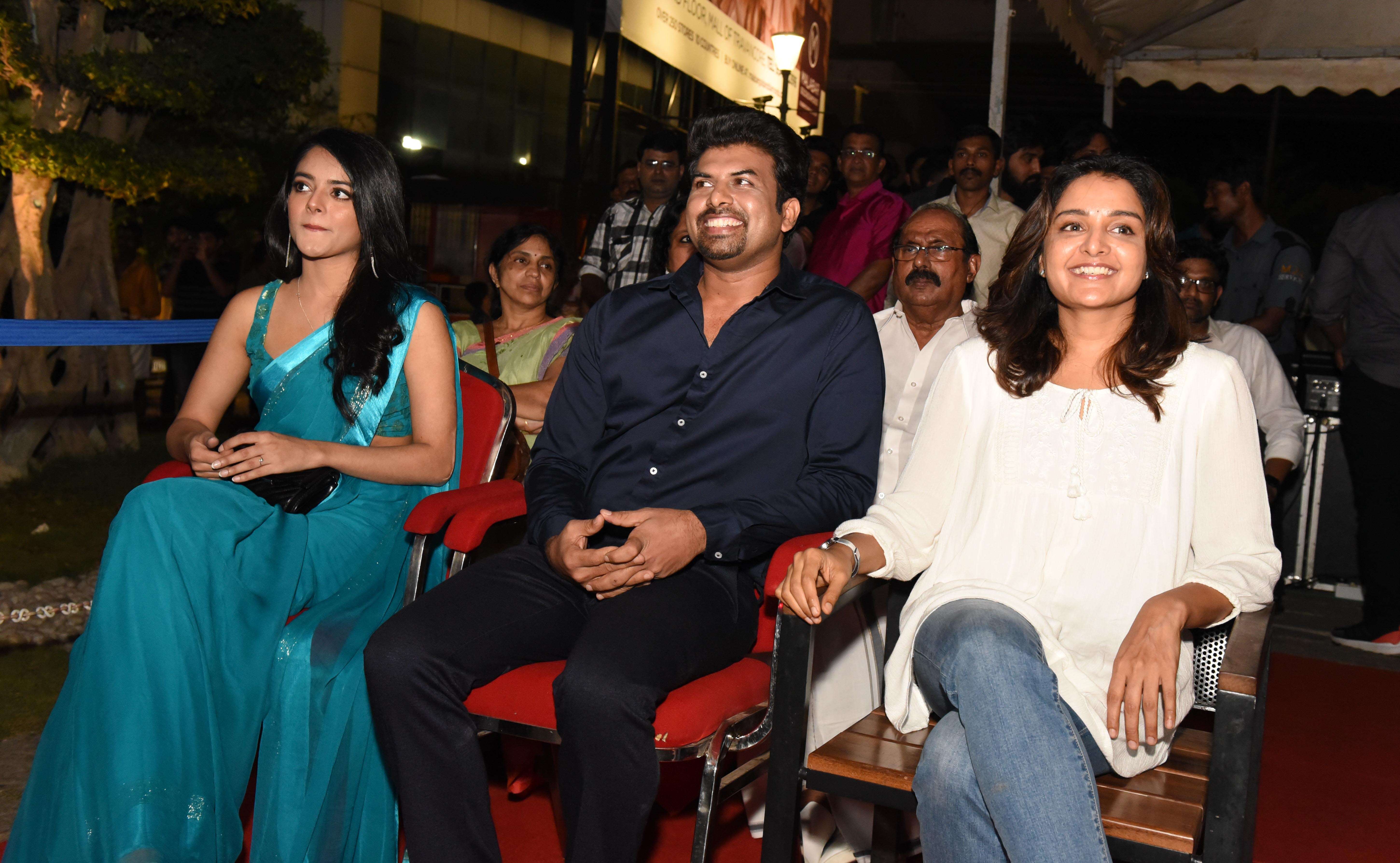 Riddhi Kumar,sunny wayne, manju warrier (1)