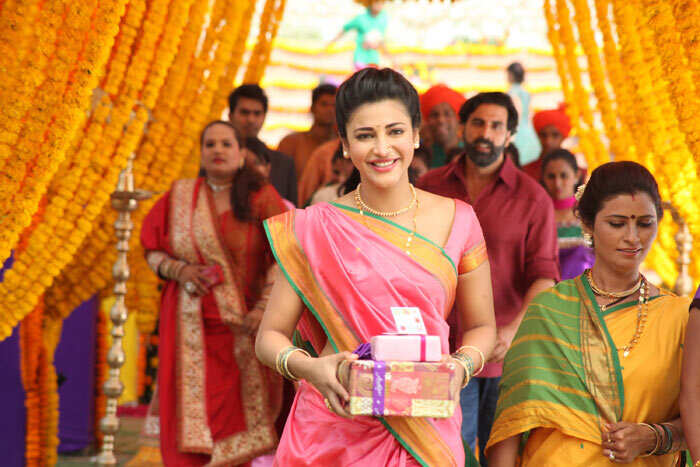Shruti-Hassan-in-Gabbar-Is-Back-1