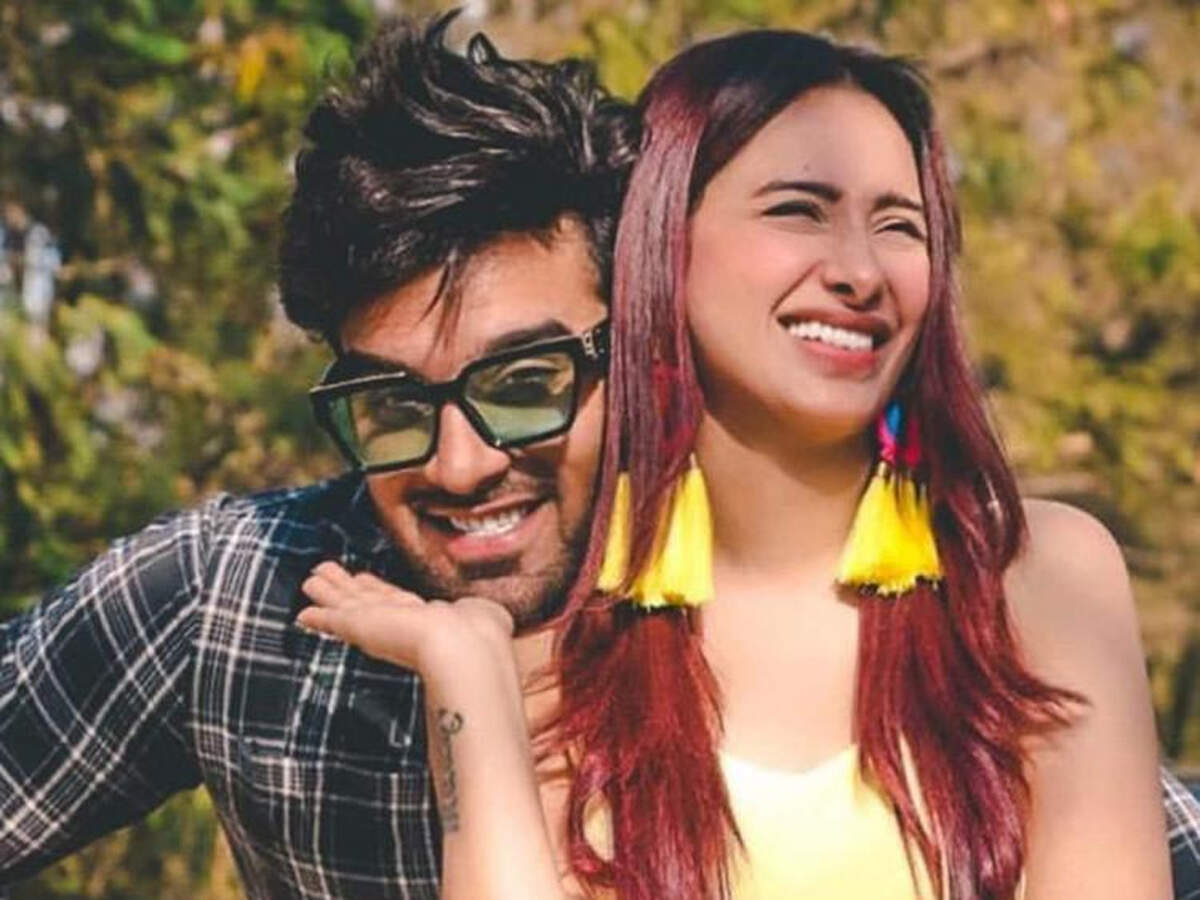 Mahira-Paras 2