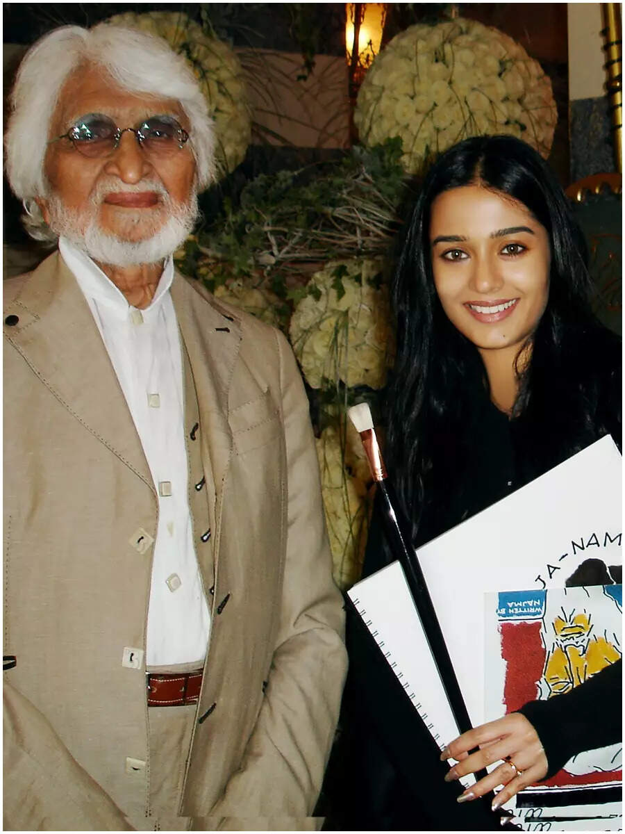 MF Husain and Amrita Rao with the paintbrush