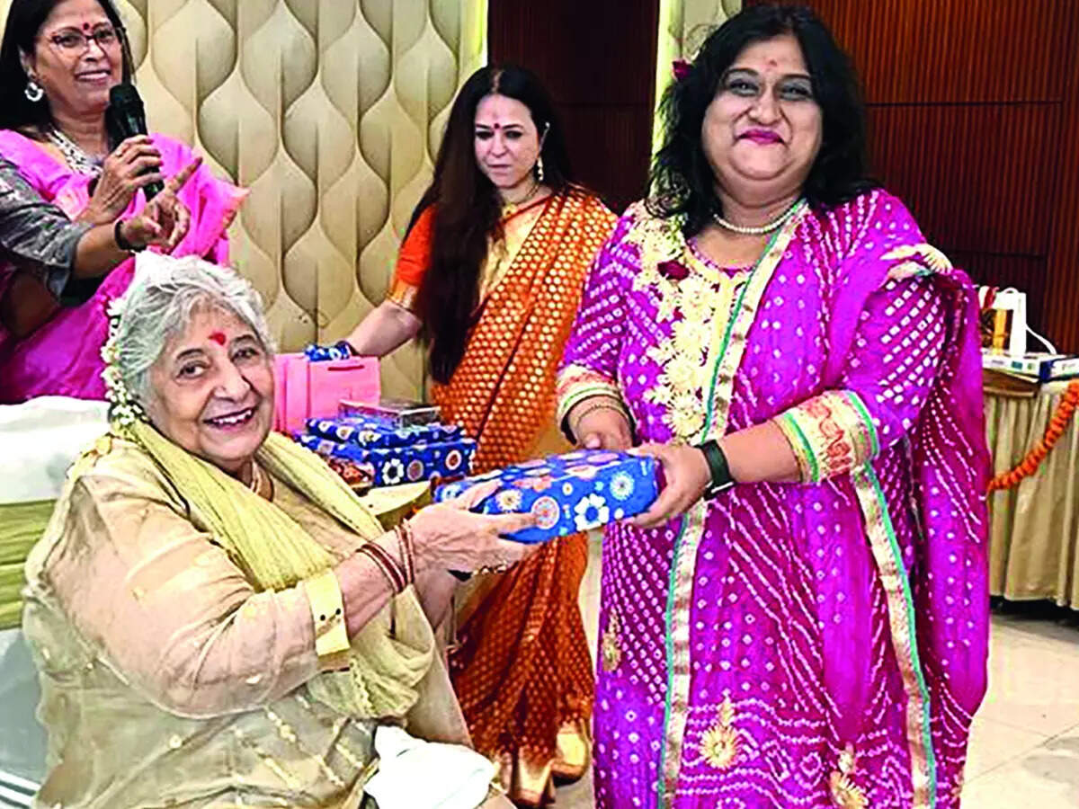 Mira Sethi being felicitated on the occasion