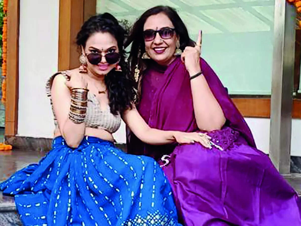 TENU KAALA CHASHMA...