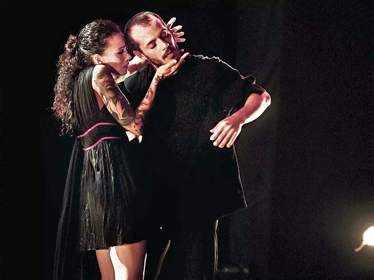 Italian contemporary dancers Francesca Dario and Nunzio Perricone 