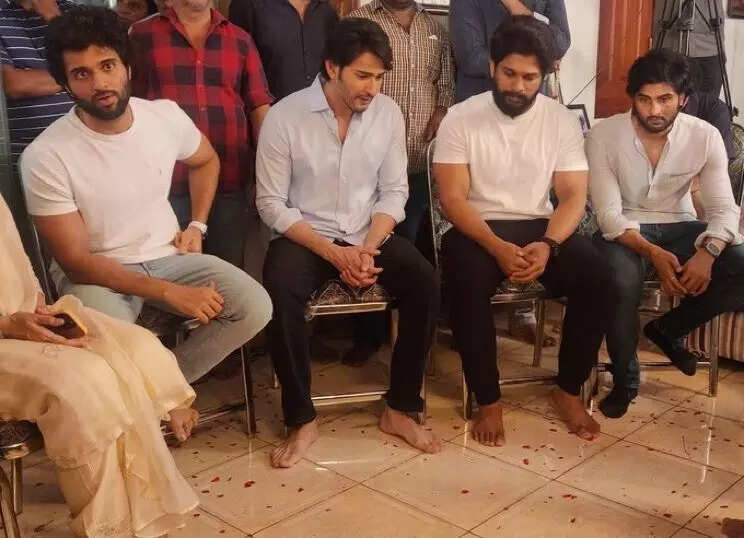 Telugu actors at Krishna's funeral
