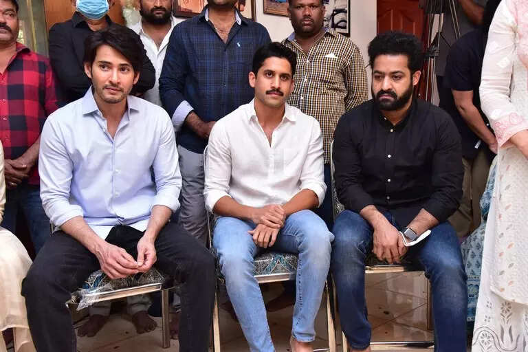 JrNTR and Naga Chaitanya at Krishna's mortal remains
