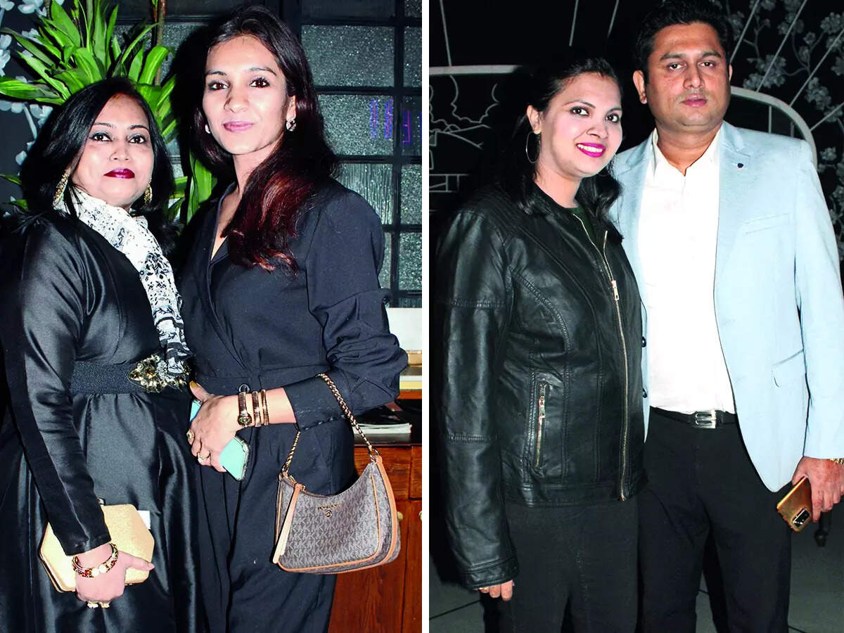 (L) Shilpi and Akanksha (R) Shivangi and Nihal Agrawal
