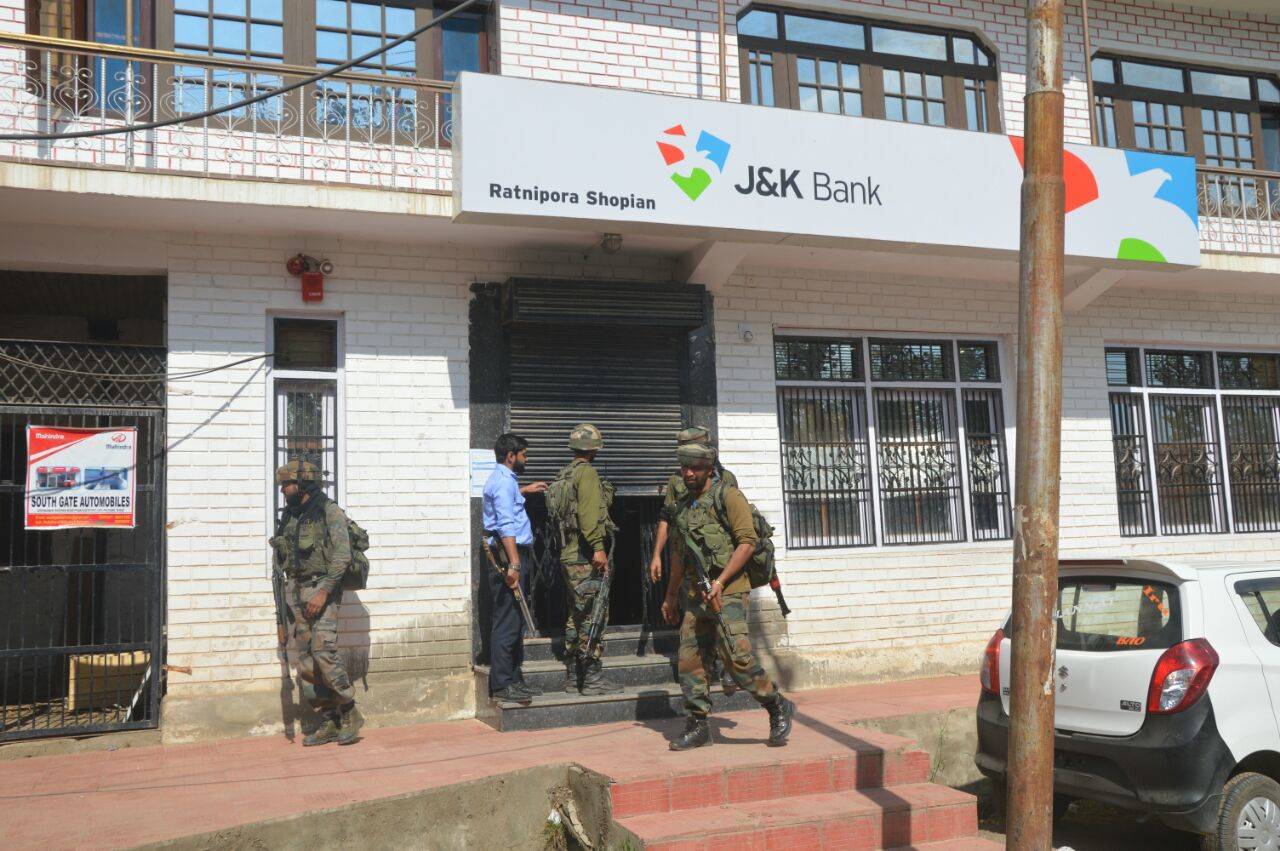 In just 24 hours, terrorists loot another bank in south Kashmir