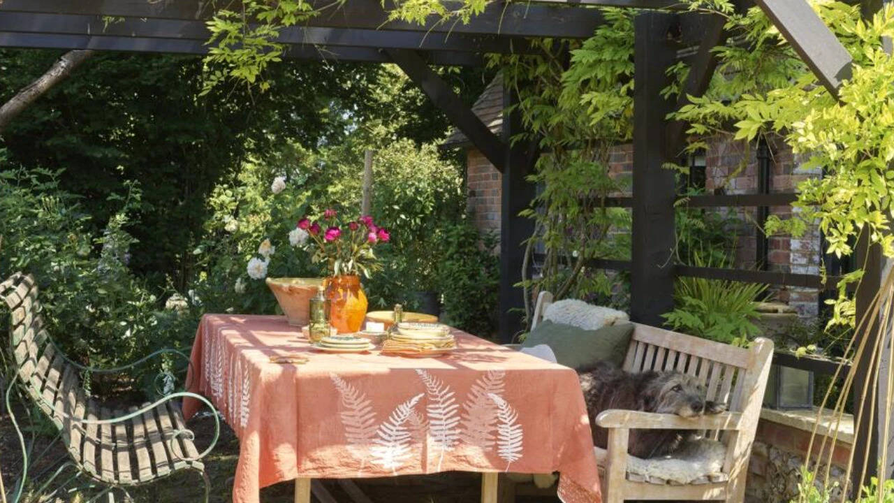 The outdoor sitting