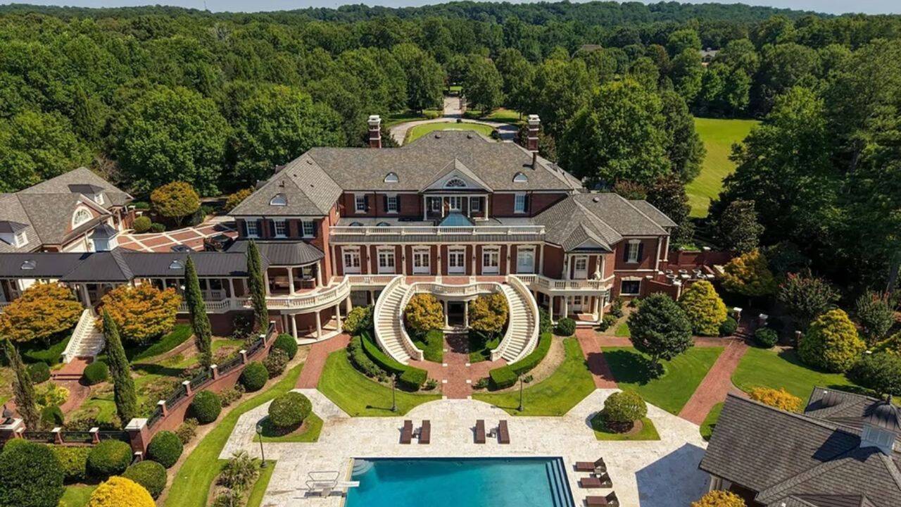 A 26,000 square feet megamansion
