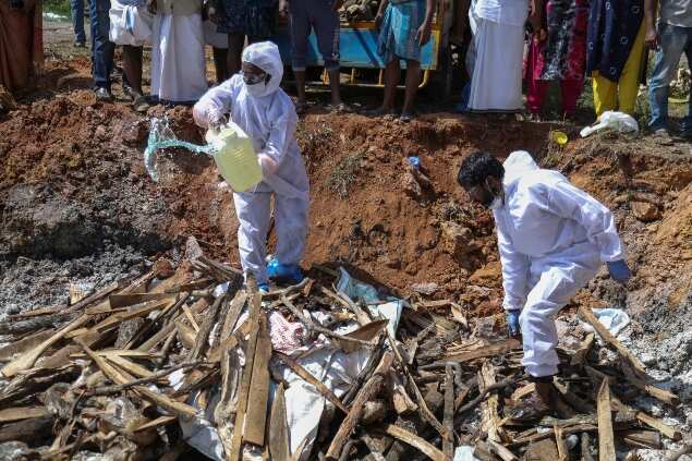 Health workers set fire after culling ducks, Kerala (Credits: AP)