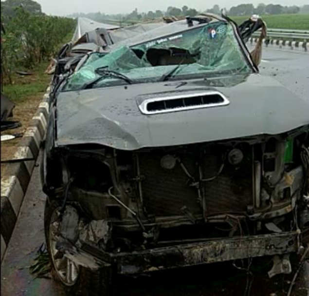Agra-Lucknow expressway accident: Meerut excise officer dies, 3 others ...
