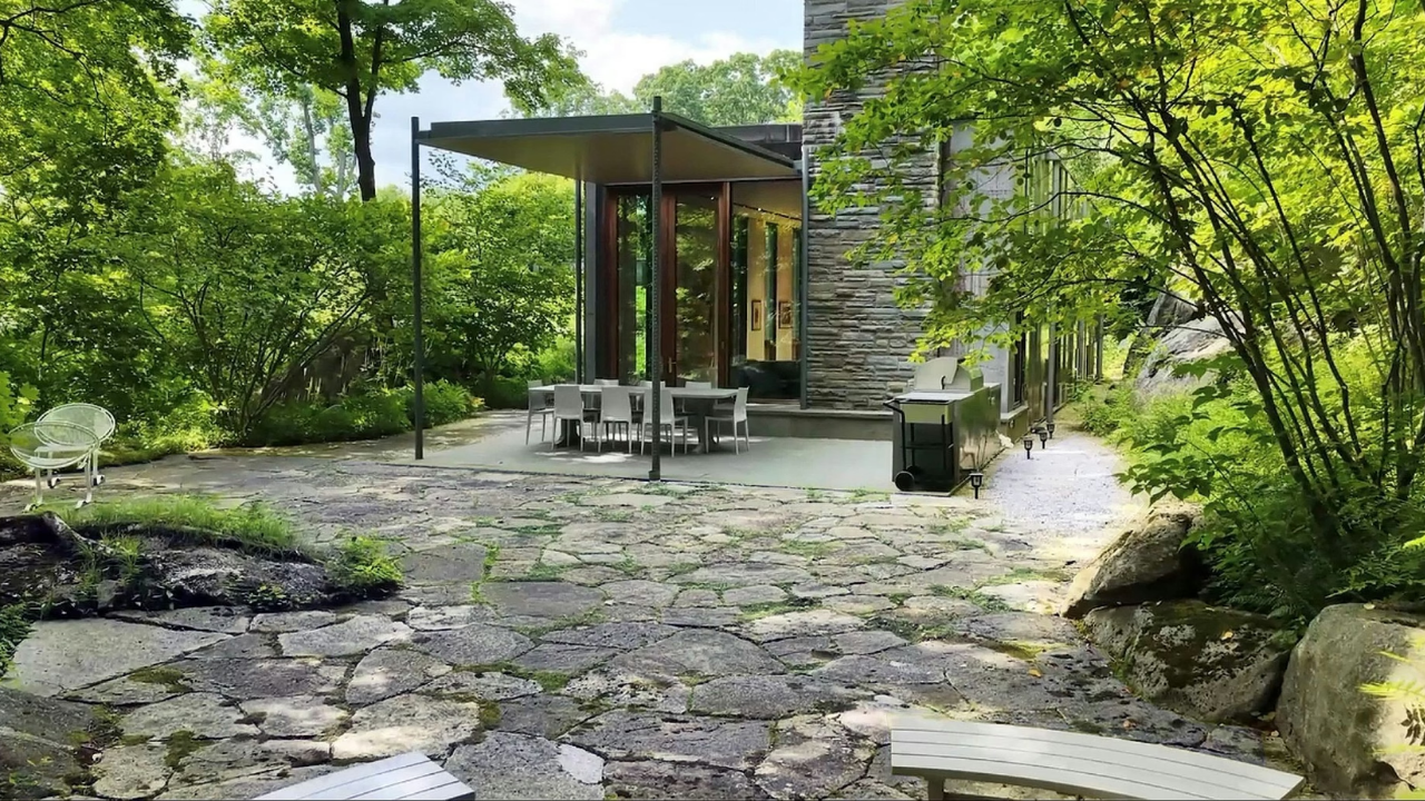 This 19.5-acre New York home almost disappears into the forest<br>