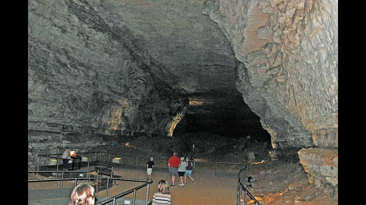 Mammoth_cave,_Kentucky,_US,_tourists_inside