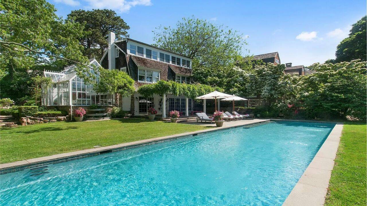 Christie Brinkley’s 20-acre Hamptons estate looks like a castle<br>