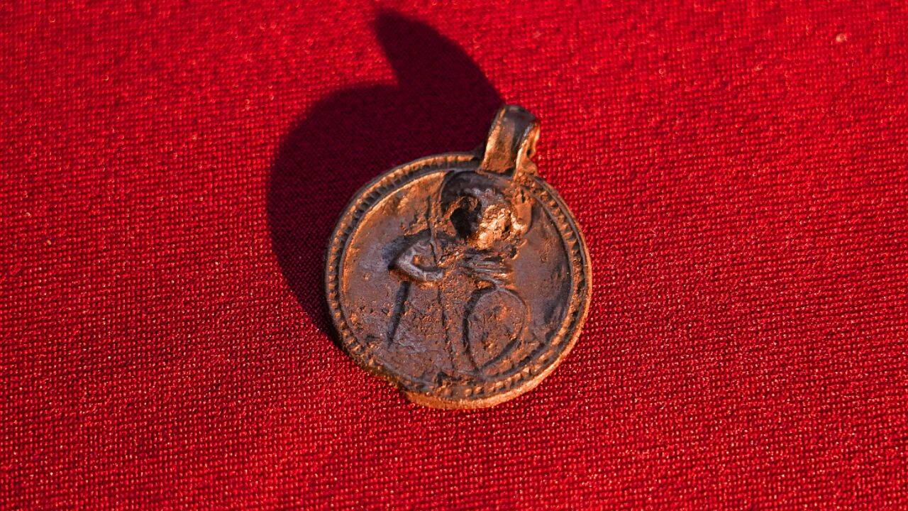 What does the 11th-century pendant found in Staraya Russa depict<br>