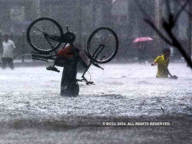 Mumbai Rains LIVE updates: BMC heavy rains warning for 72 hours, follow water logging and train updates: Vinod Tawde declares holiday for schools, colleges tomorrow