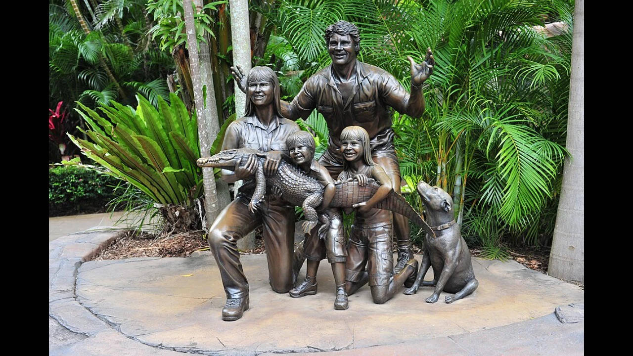 Statue_of_the_Irwin_family_at_Australia_Zoo-17March2010