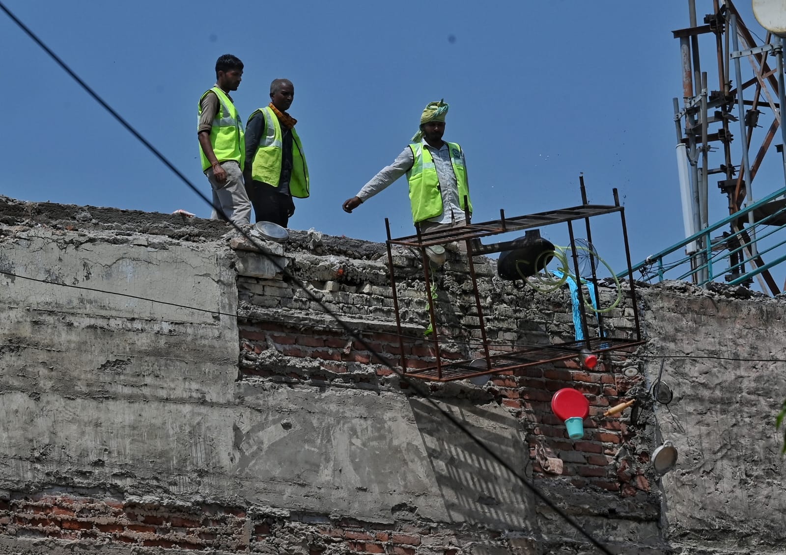 MCD cracks down on illegal structures<br>