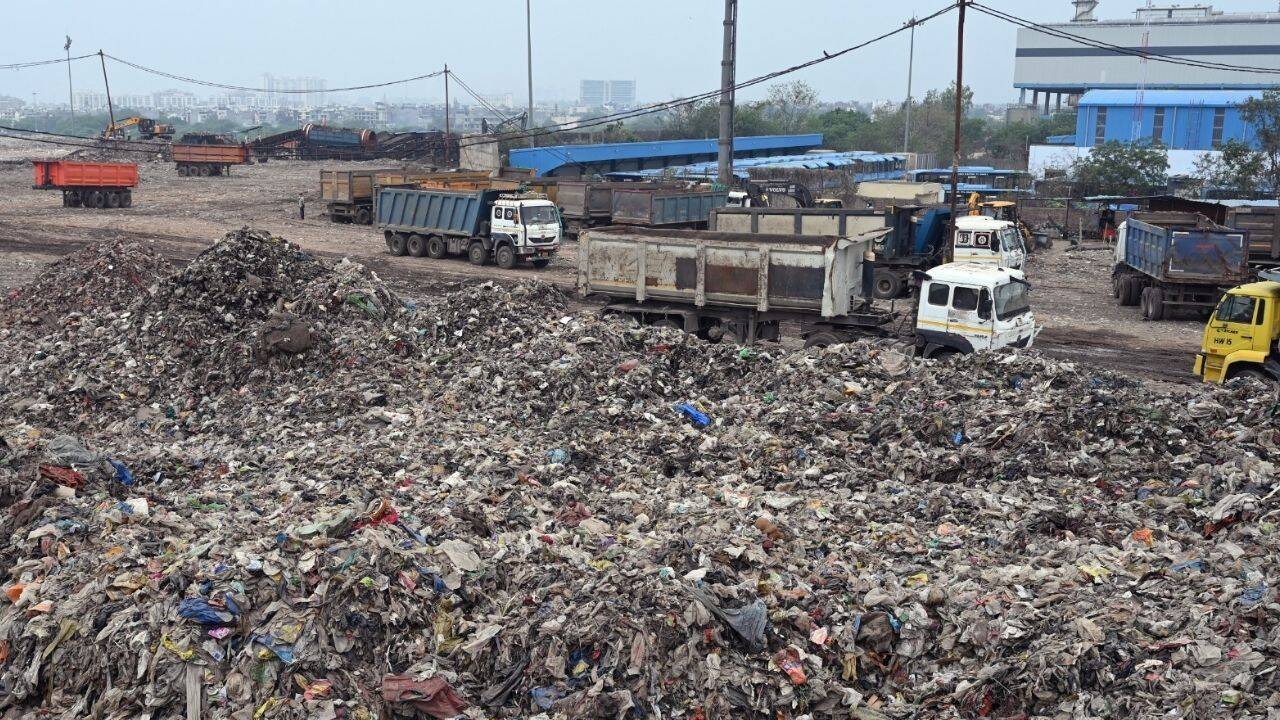 Bhalswa’s 1 crore tonnes of waste equals nearly 15 lakh truckloads (Photo credit: Piyal Bhattacharjee)<br><br>